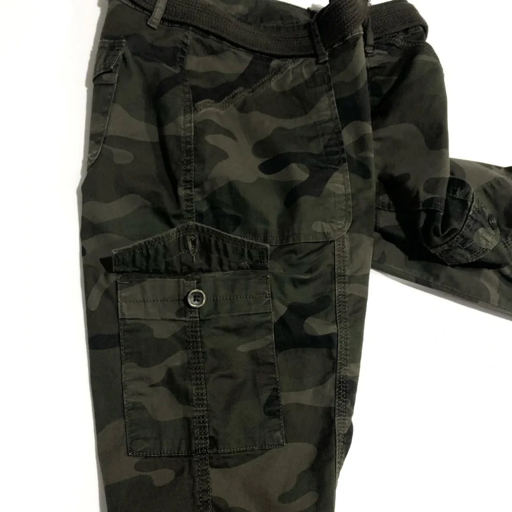 Time and Tru Women's Green Camo Cargo Capri Pants Size 8